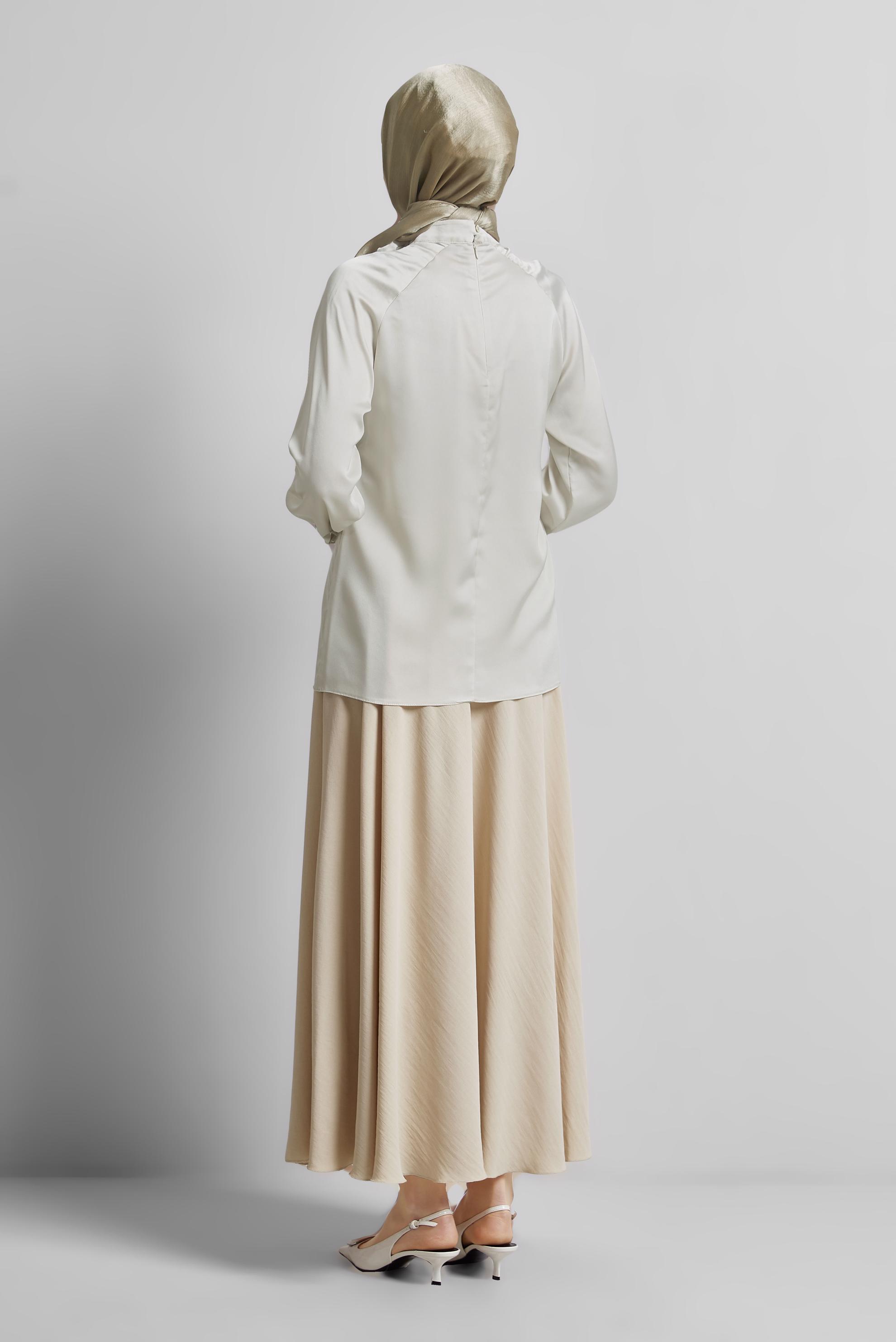 Tesettür giyim BEJ GÜL DETAYLI SATEN BLUZ 44713