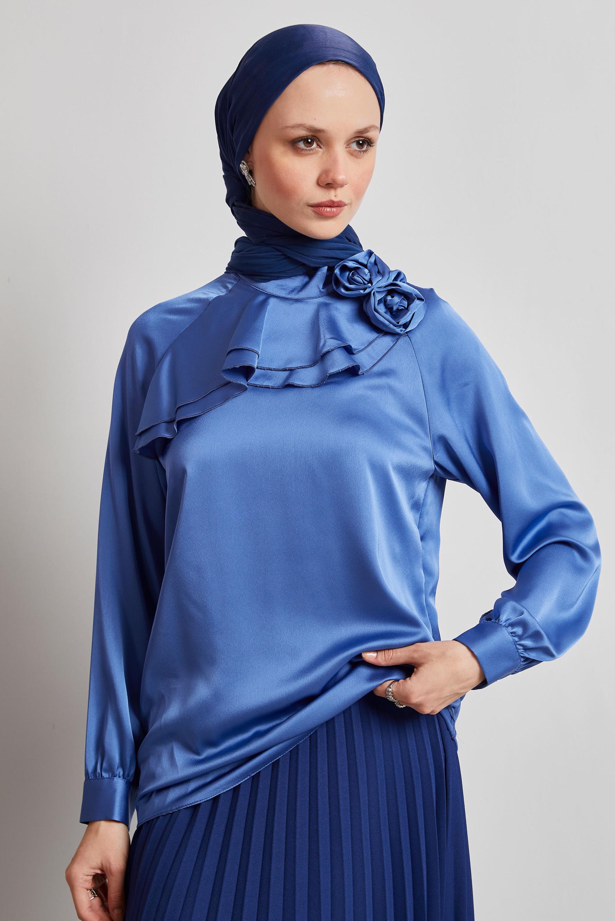 Tesettür giyim LACİVERT GÜL DETAYLI SATEN BLUZ 44713