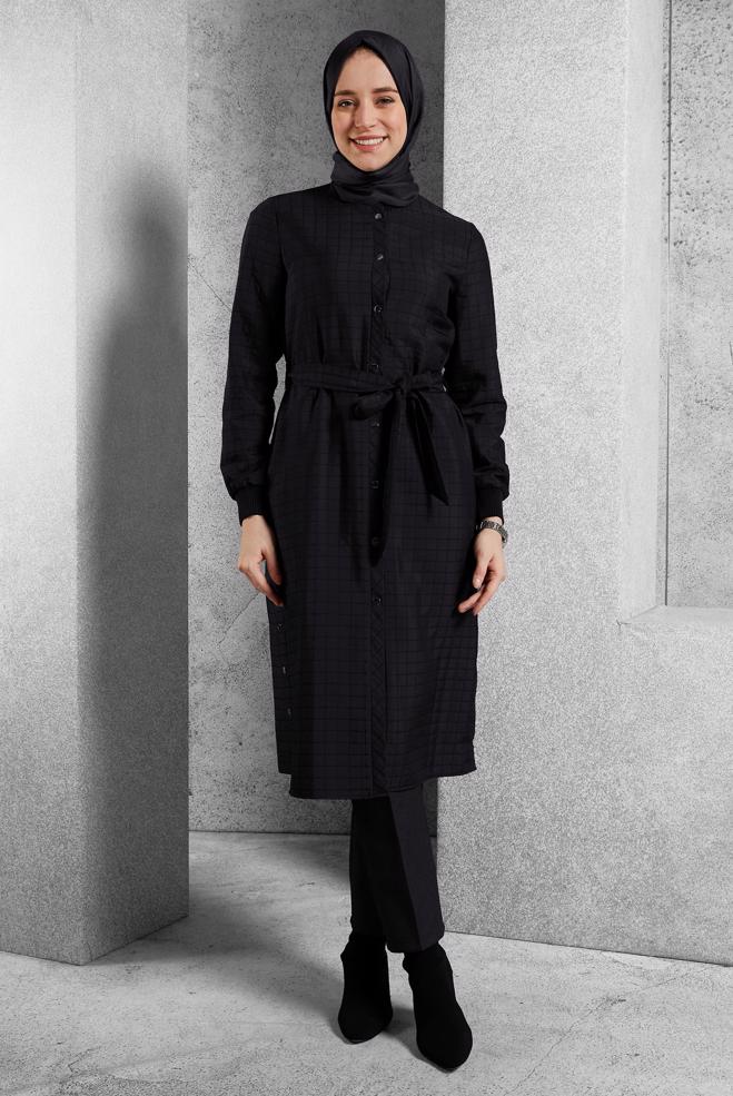 Tesettür giyim SİYAH KUŞAKLI KAPİTONE GİY ÇIK 45228 - ALVİNA