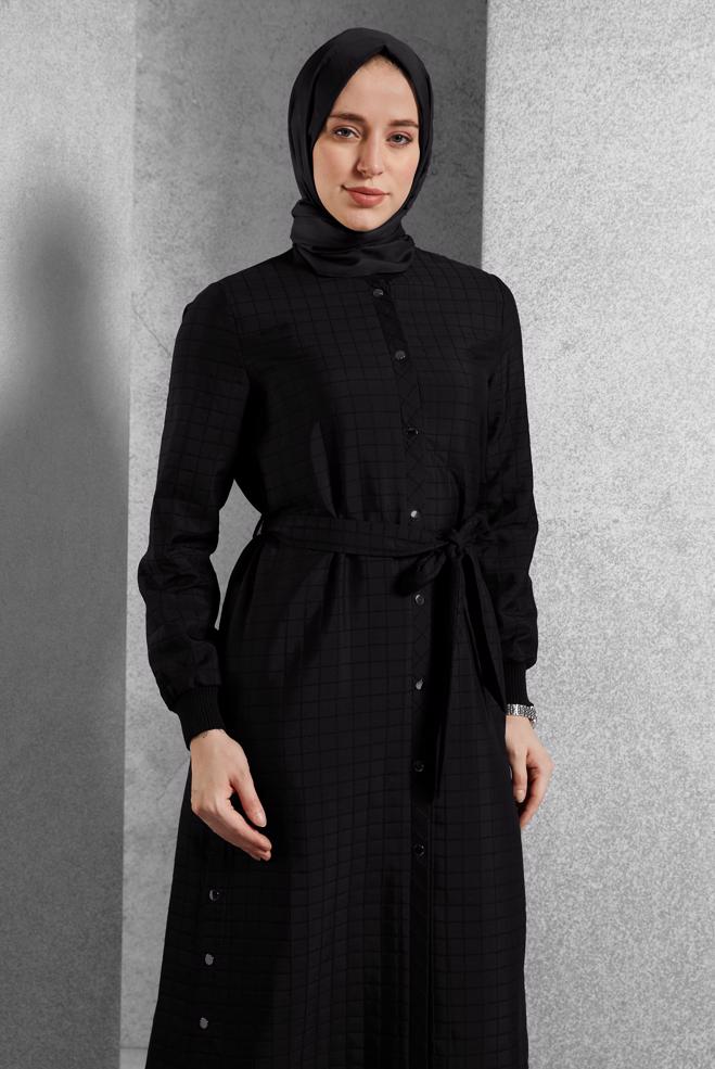 Tesettür giyim SİYAH KUŞAKLI KAPİTONE GİY ÇIK 45228 - ALVİNA