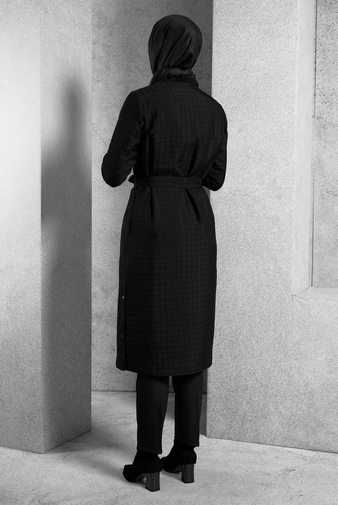 Tesettür giyim SİYAH KUŞAKLI KAPİTONE GİY ÇIK 45228 - ALVİNA