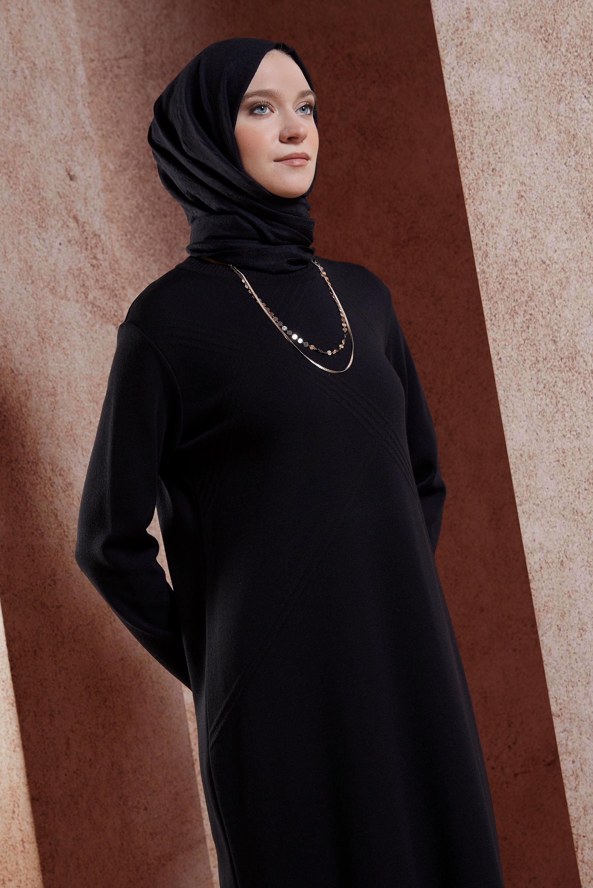 Tesettür giyim SİYAH BİSİKLET YAKA TRİKO ELBİSE 44909