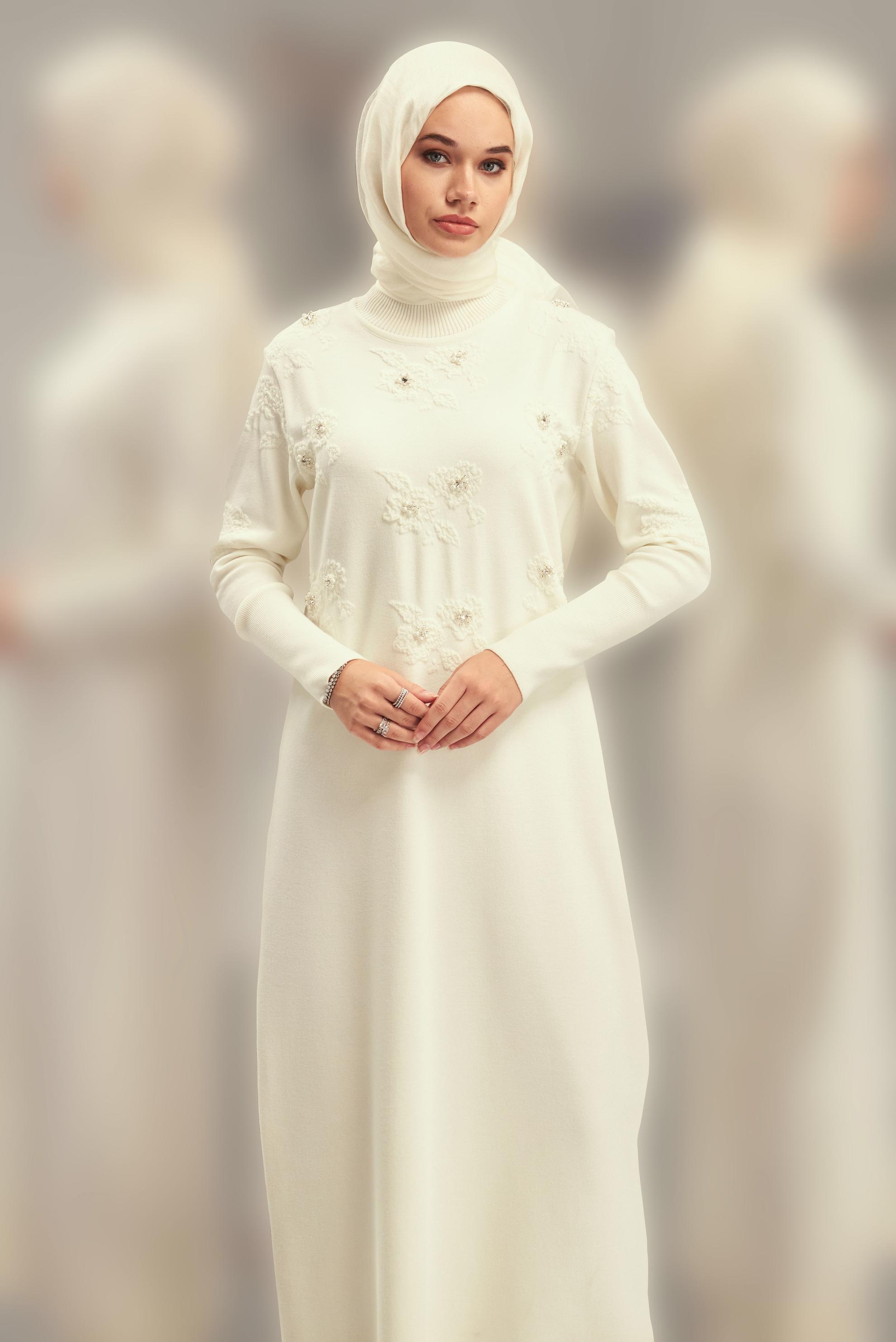 Vêtements hijab BLANC ROBE EN MAILLE AVEC DÉTAIL DE GEMMES 44915