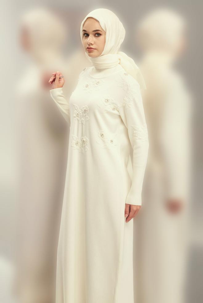 Vêtements hijab BLANC ROBE EN MAILLE AVEC DÉTAIL DE GEMMES 44915 - ALVİNA