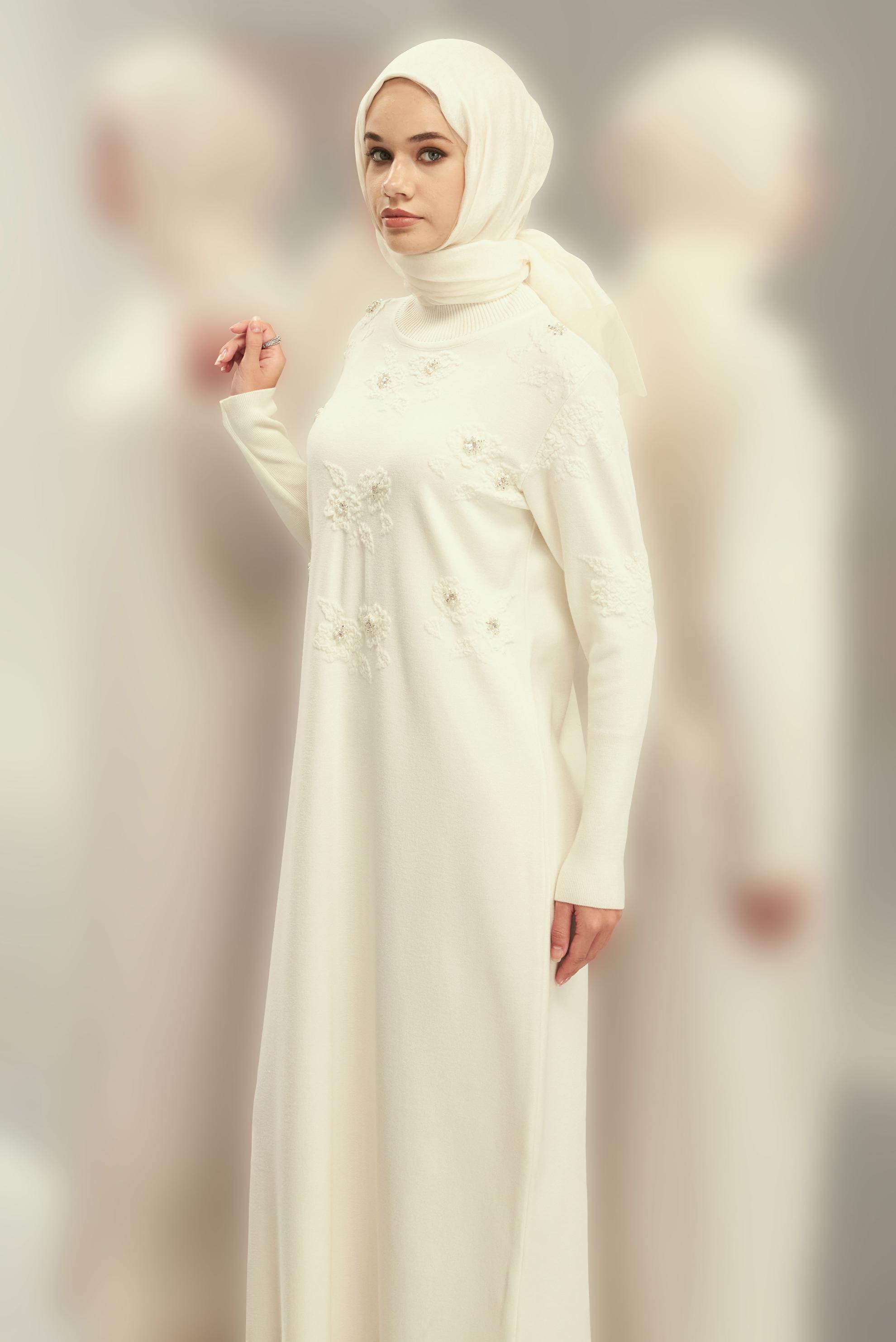 Vêtements hijab BLANC ROBE EN MAILLE AVEC DÉTAIL DE GEMMES 44915