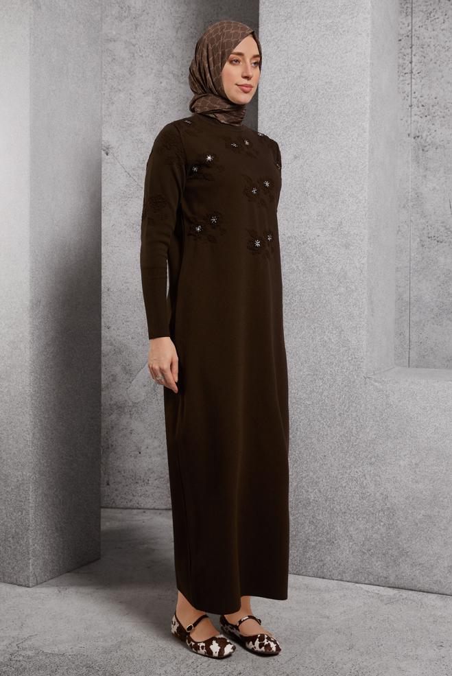 Vêtements hijab BRUN ROBE EN MAILLE AVEC DÉTAIL DE GEMMES 44915 - ALVİNA