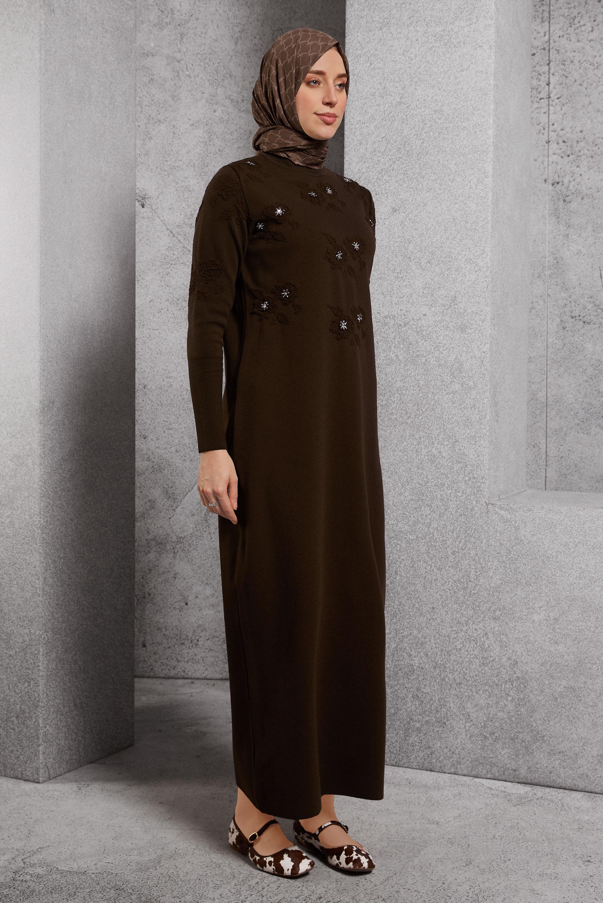 Vêtements hijab BRUN ROBE EN MAILLE AVEC DÉTAIL DE GEMMES 44915
