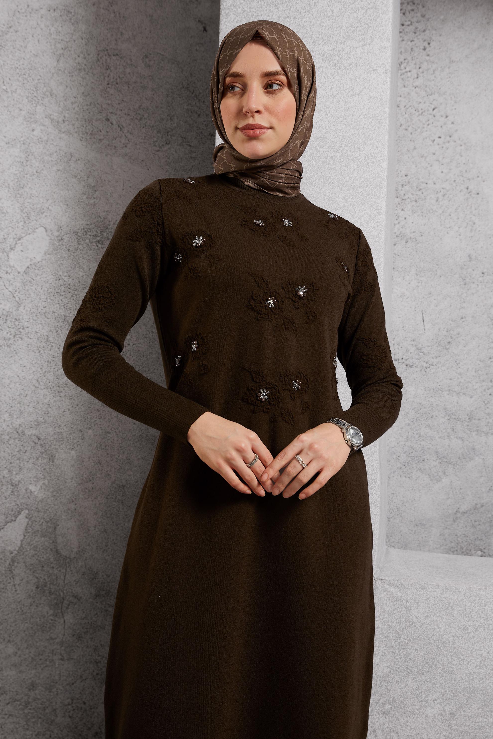 Vêtements hijab BRUN ROBE EN MAILLE AVEC DÉTAIL DE GEMMES 44915