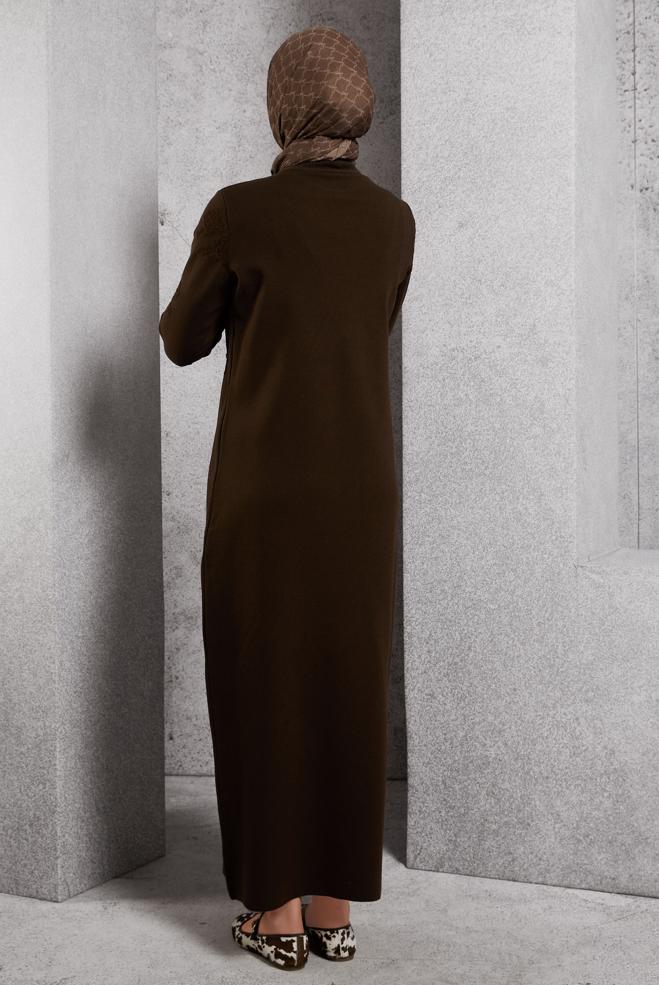Vêtements hijab BRUN ROBE EN MAILLE AVEC DÉTAIL DE GEMMES 44915 - ALVİNA