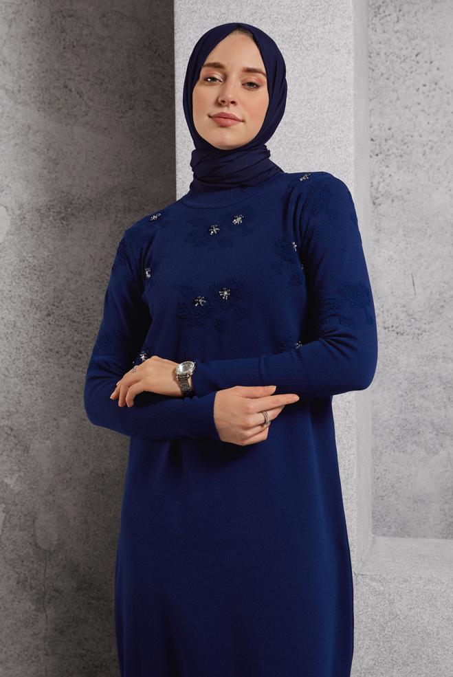 Vêtements hijab BLEU MARINE ROBE EN MAILLE AVEC DÉTAIL DE GEMMES 44915 - ALVİNA