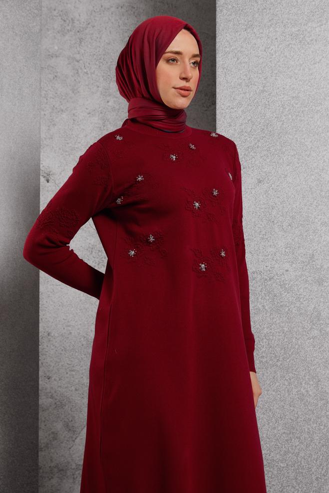 Vêtements hijab ROUGE BORDEAUX ROBE EN MAILLE AVEC DÉTAIL DE GEMMES 44915 - ALVİNA