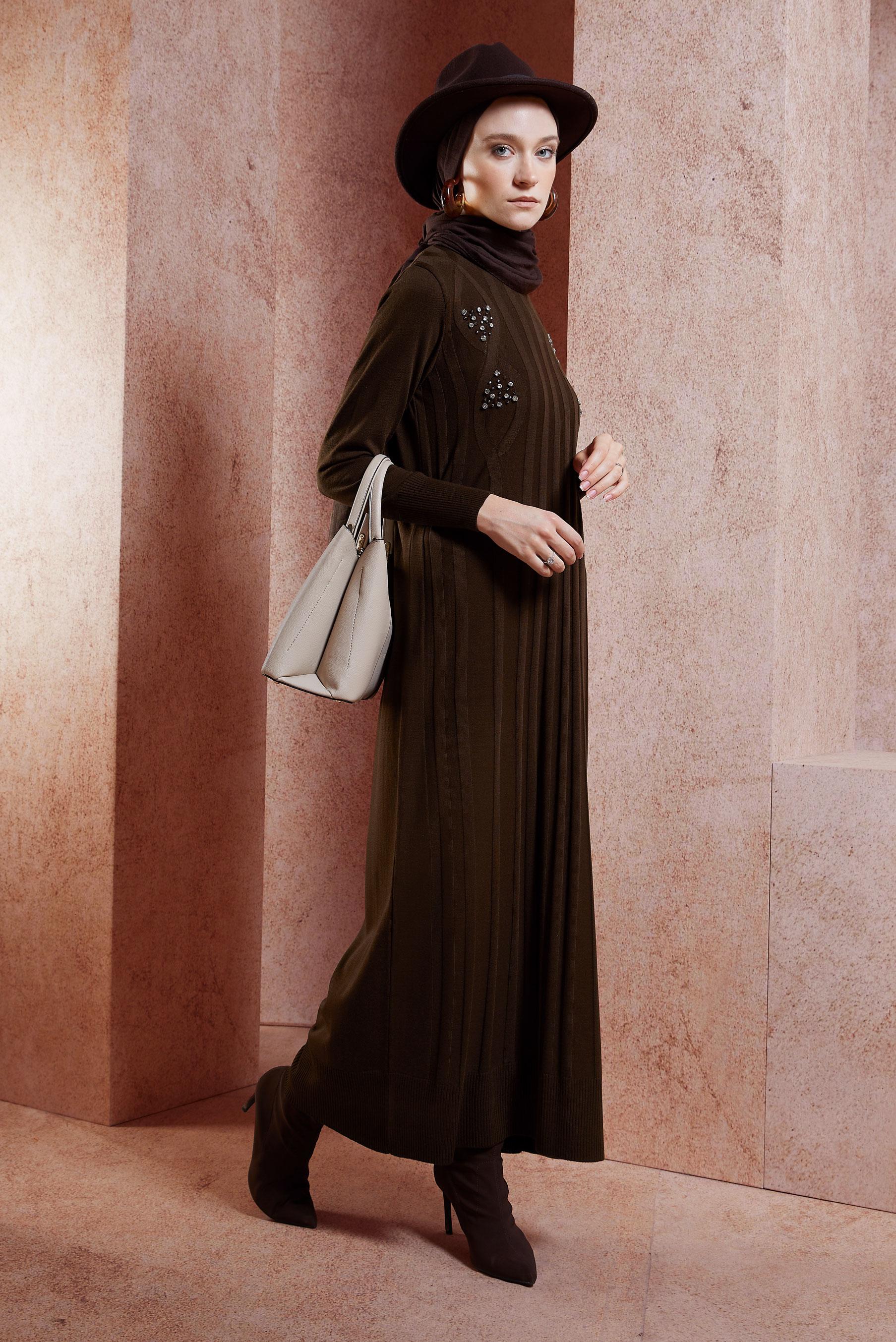 Tesettür giyim KAHVE TAŞ DETAYLI TRİKO ELBİSE 44917