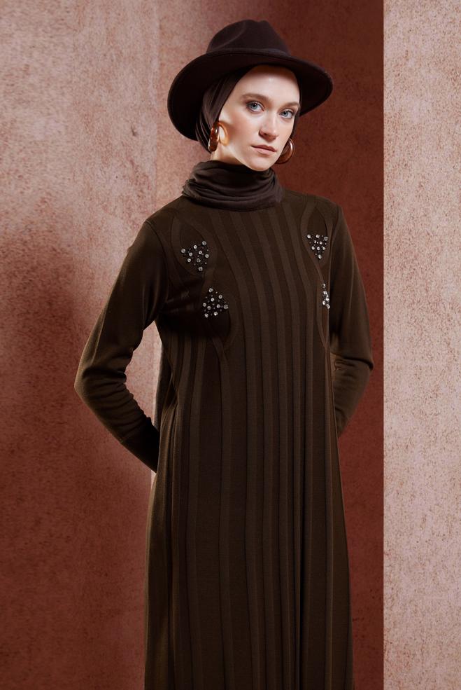 Tesettür giyim KAHVE TAŞ DETAYLI TRİKO ELBİSE 44917 - ALVİNA