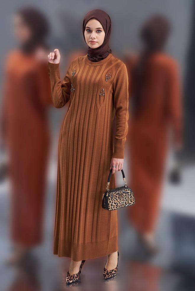 Tesettür giyim TURUNCU TAŞ DETAYLI TRİKO ELBİSE 44917 - ALVİNA