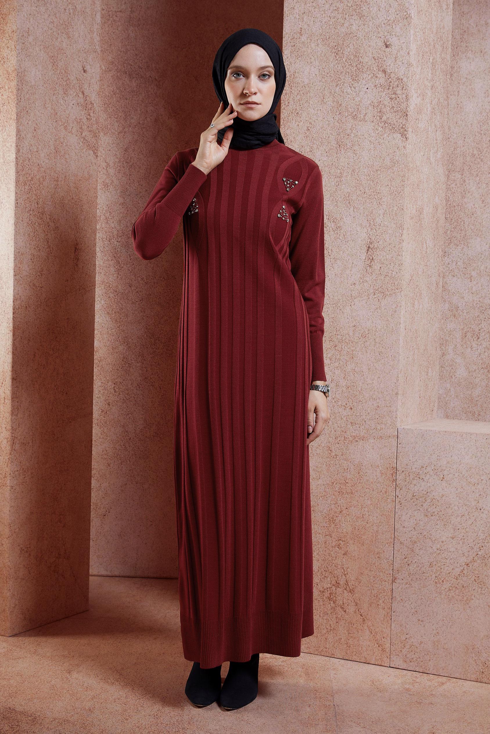 Vêtements hijab ROUGE BORDEAUX ROBE EN TRICOT BRODÉE DE PIERRES PRÉCIEUSES 44917