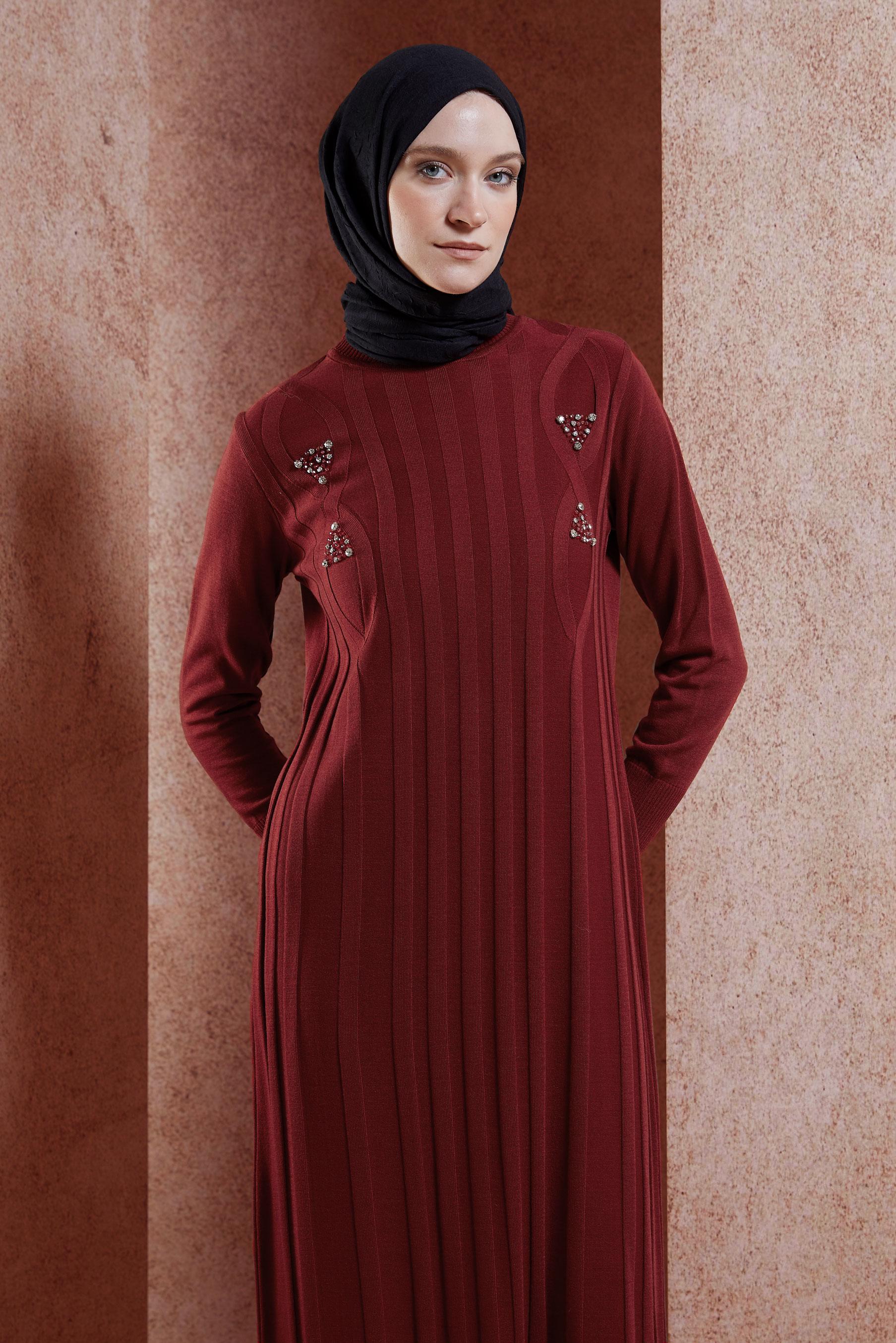 Vêtements hijab ROUGE BORDEAUX ROBE EN TRICOT BRODÉE DE PIERRES PRÉCIEUSES 44917