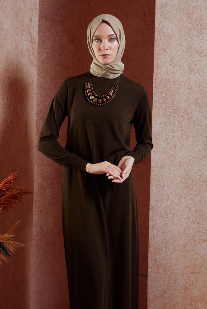 Tesettür giyim KAHVE BOĞAZLI YAKA TRİKO ELBİSE 44921 - ALVİNA