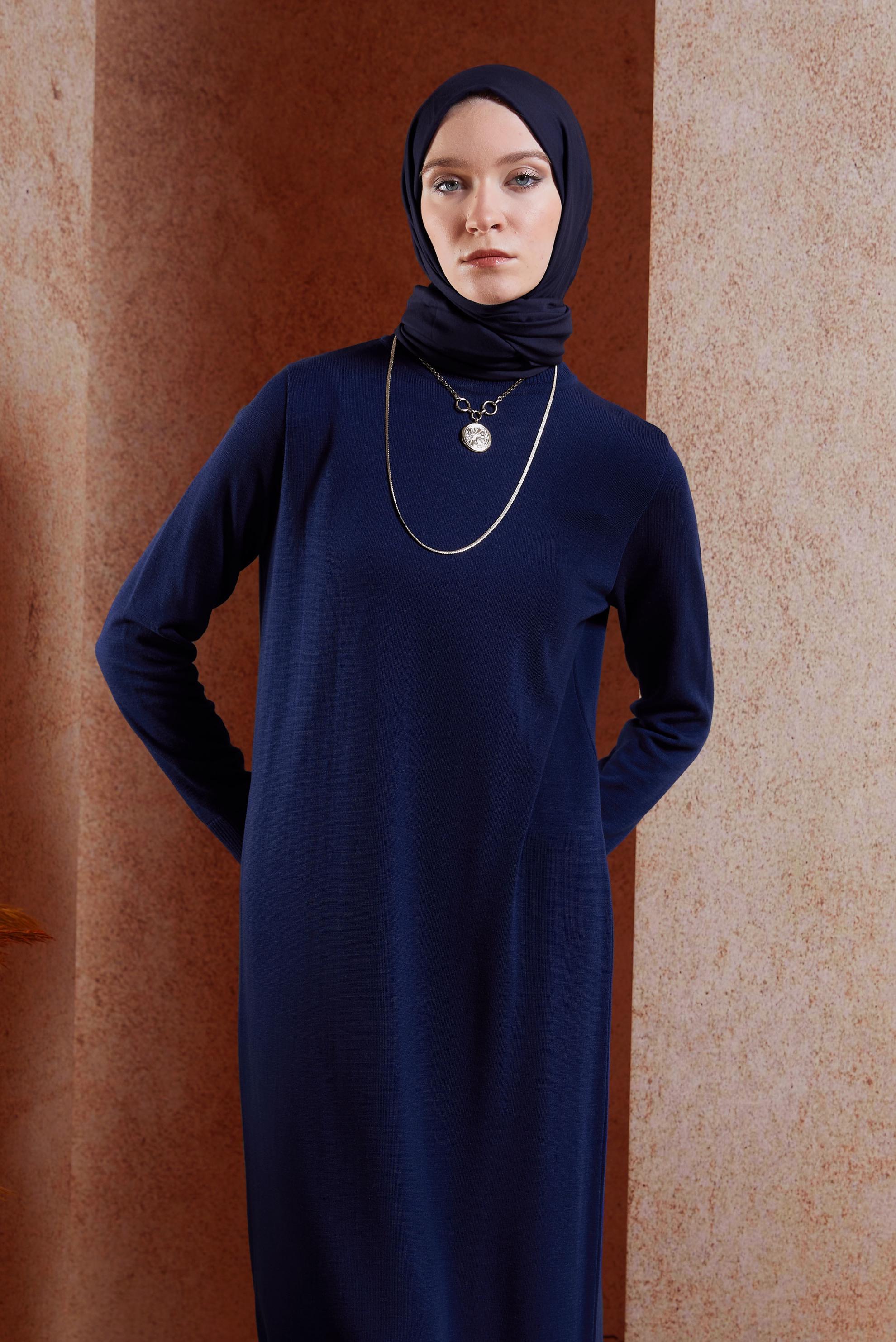 Vêtements hijab BLEU MARINE ROBE EN TRICOT À COL ROULÉ 44921