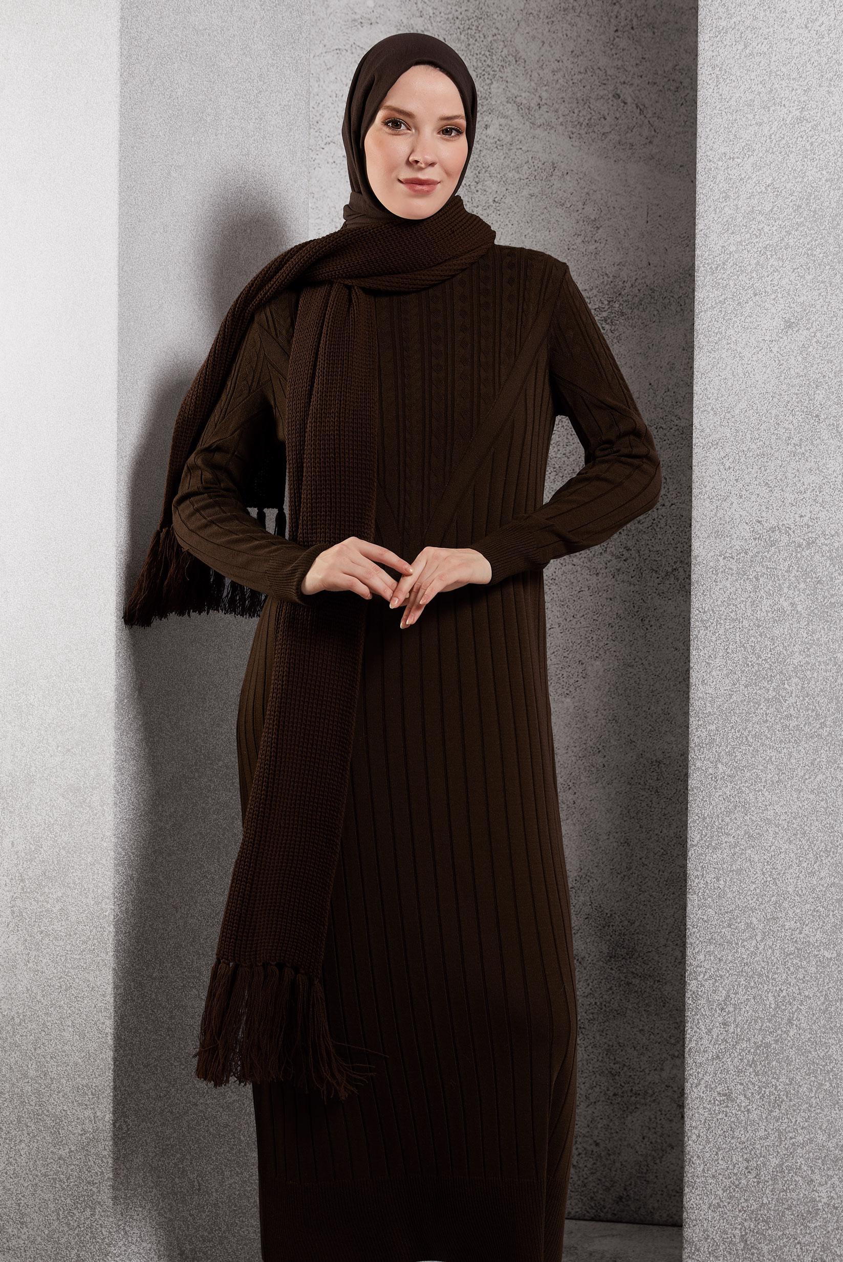 Vêtements hijab BRUN ROBE EN TRICOT À COL ROULÉ 44923
