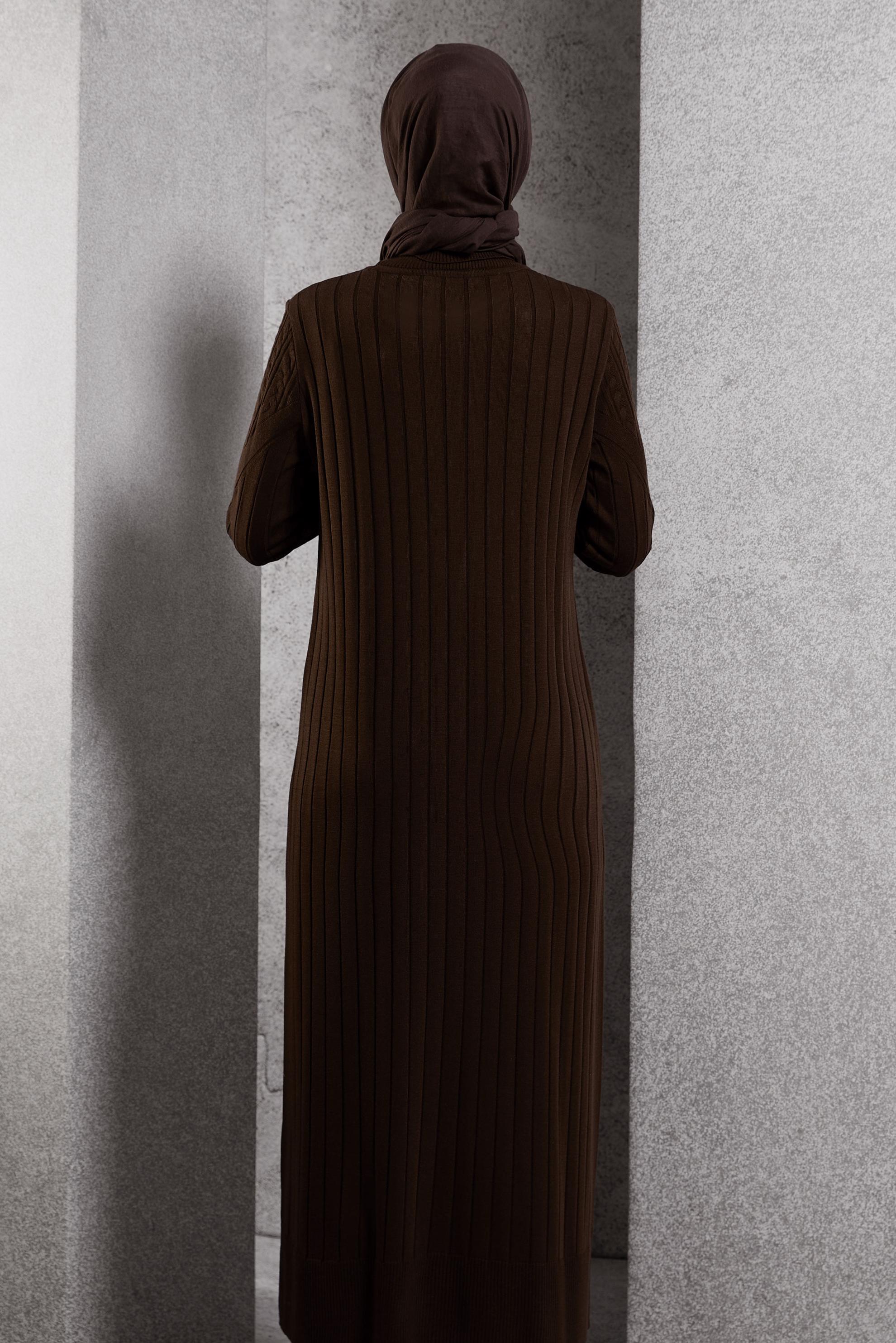 Vêtements hijab BRUN ROBE EN TRICOT À COL ROULÉ 44923
