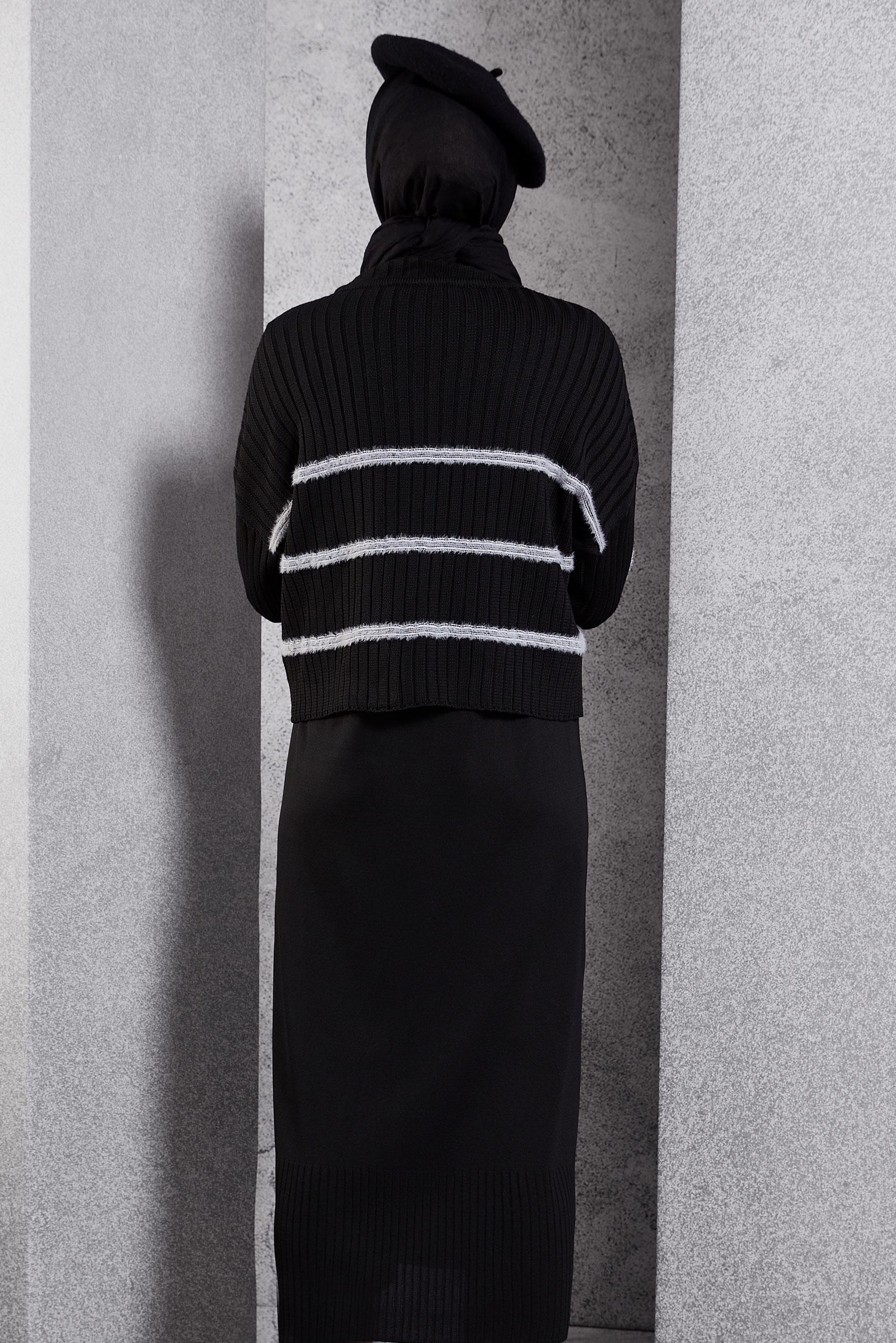 Tesettür giyim SİYAH BROŞ DETAYLI TRİKO ELBİSE 44974