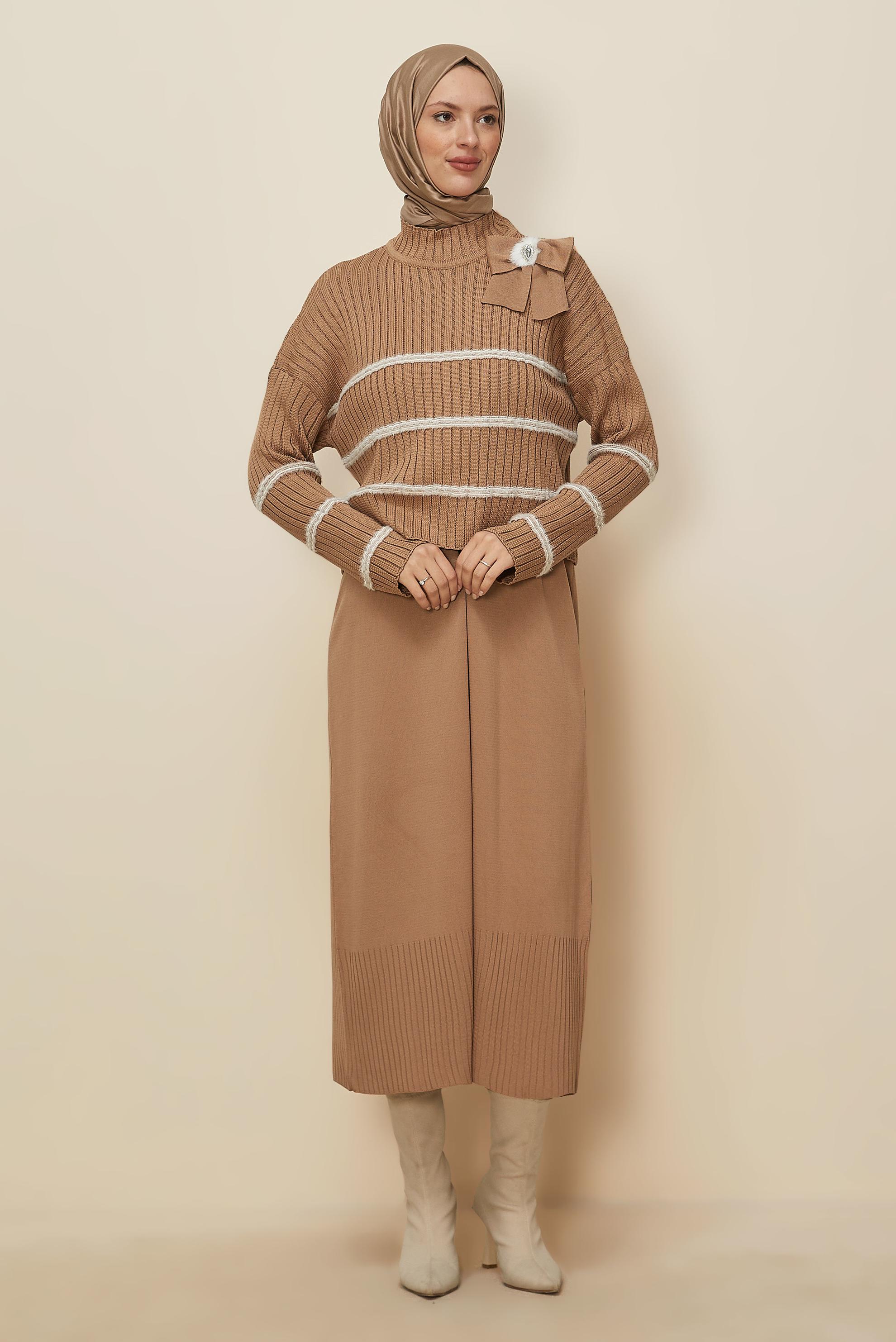Tesettür giyim KAHVE BROŞ DETAYLI TRİKO ELBİSE 44974
