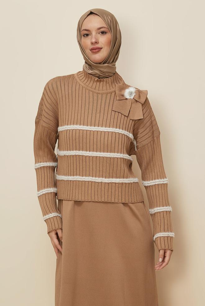 Tesettür giyim KAHVE BROŞ DETAYLI TRİKO ELBİSE 44974 - ALVİNA