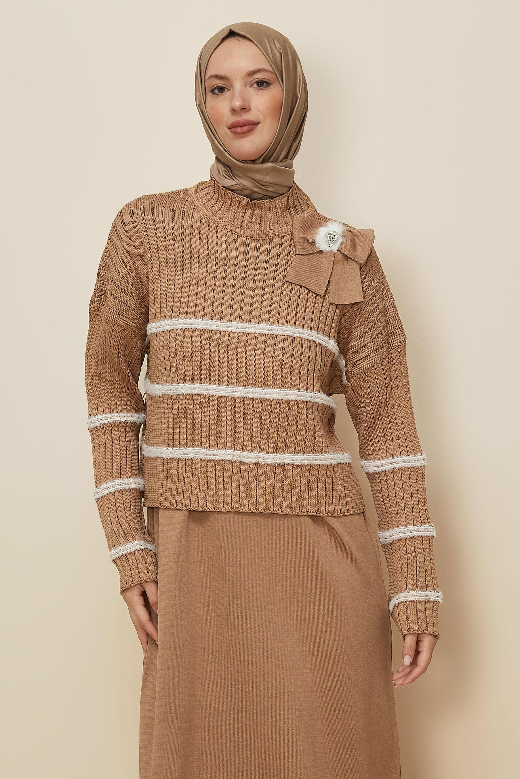Tesettür giyim KAHVE BROŞ DETAYLI TRİKO ELBİSE 44974