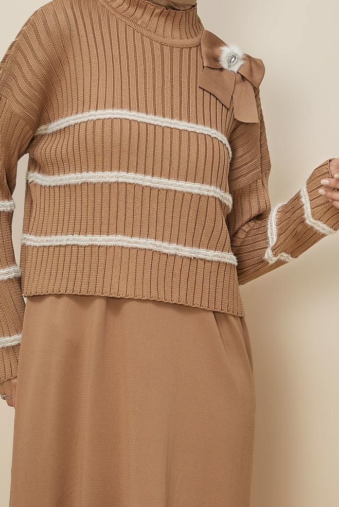 Tesettür giyim KAHVE BROŞ DETAYLI TRİKO ELBİSE 44974 - ALVİNA