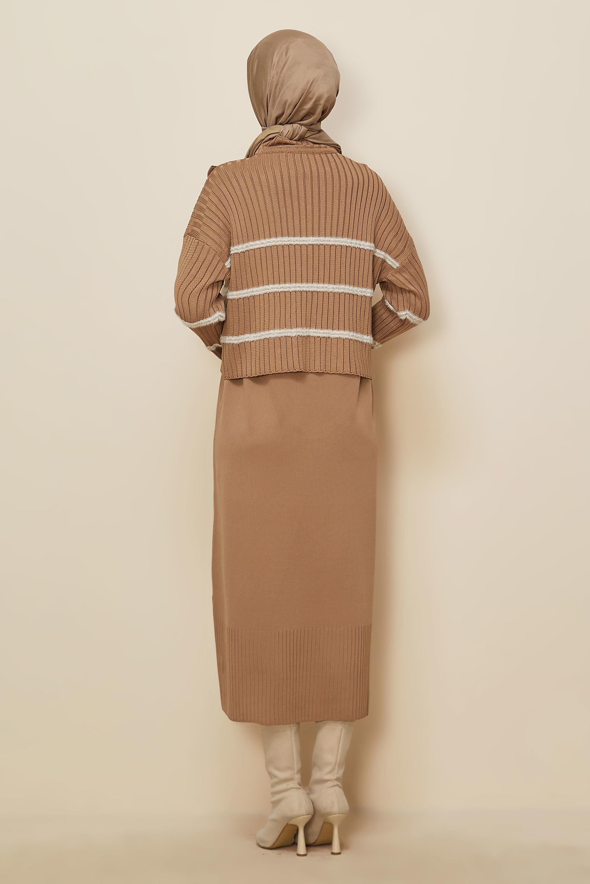 Tesettür giyim KAHVE BROŞ DETAYLI TRİKO ELBİSE 44974