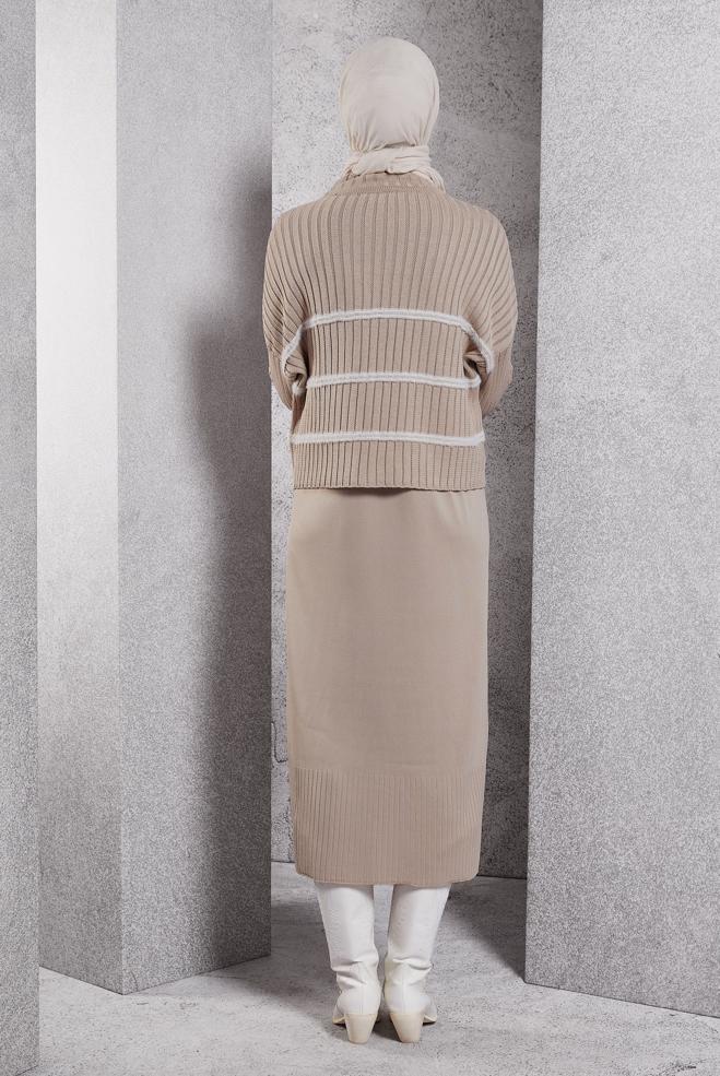 Vêtements hijab BEIGE ROBE EN MAILLE AVEC BROCHE 44974 - ALVİNA