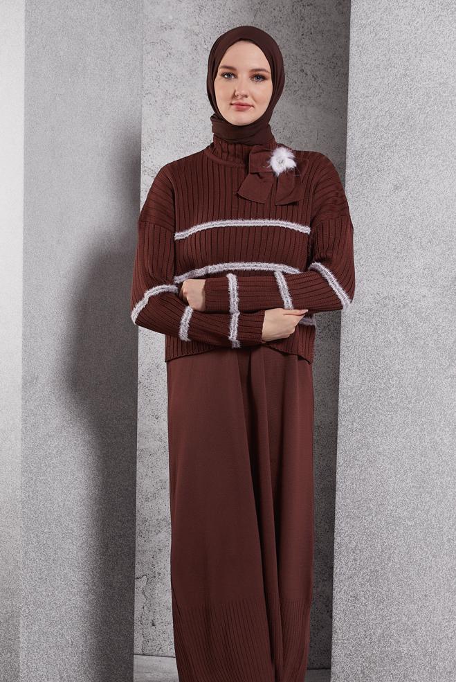 Vêtements hijab BRUN ROBE EN MAILLE AVEC BROCHE 44974 - ALVİNA