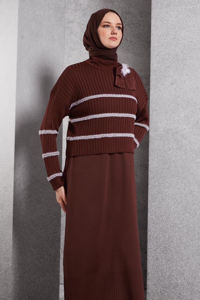 Vêtements hijab BRUN ROBE EN MAILLE AVEC BROCHE 44974 - ALVİNA