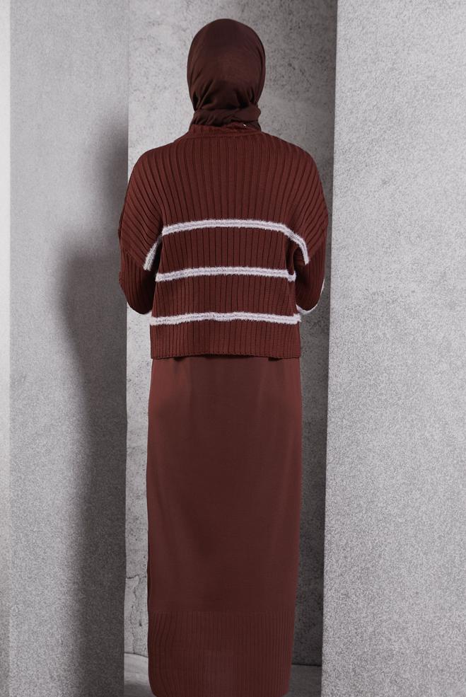 Vêtements hijab BRUN ROBE EN MAILLE AVEC BROCHE 44974 - ALVİNA