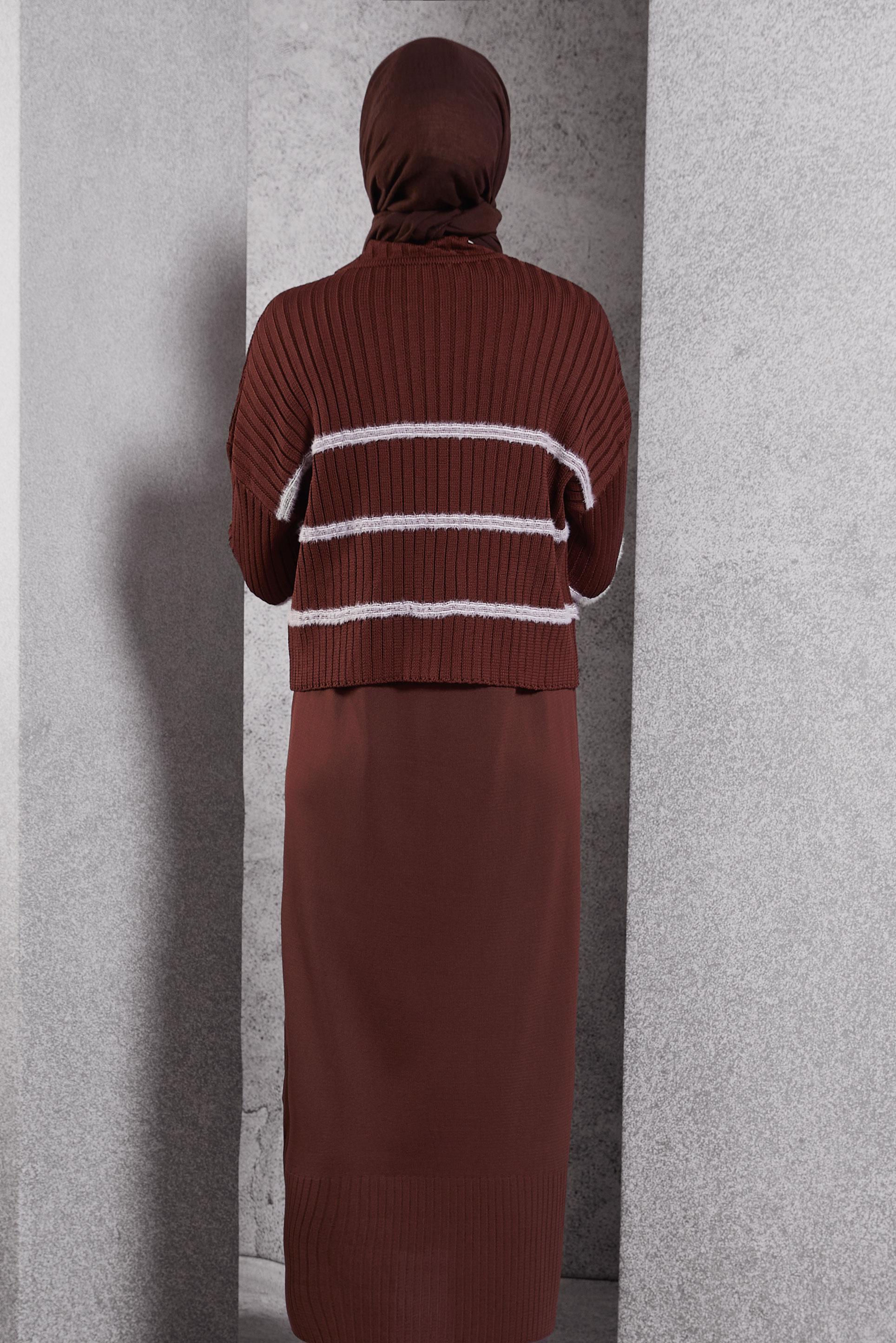 Tesettür giyim KAHVE BROŞ DETAYLI TRİKO ELBİSE 44974