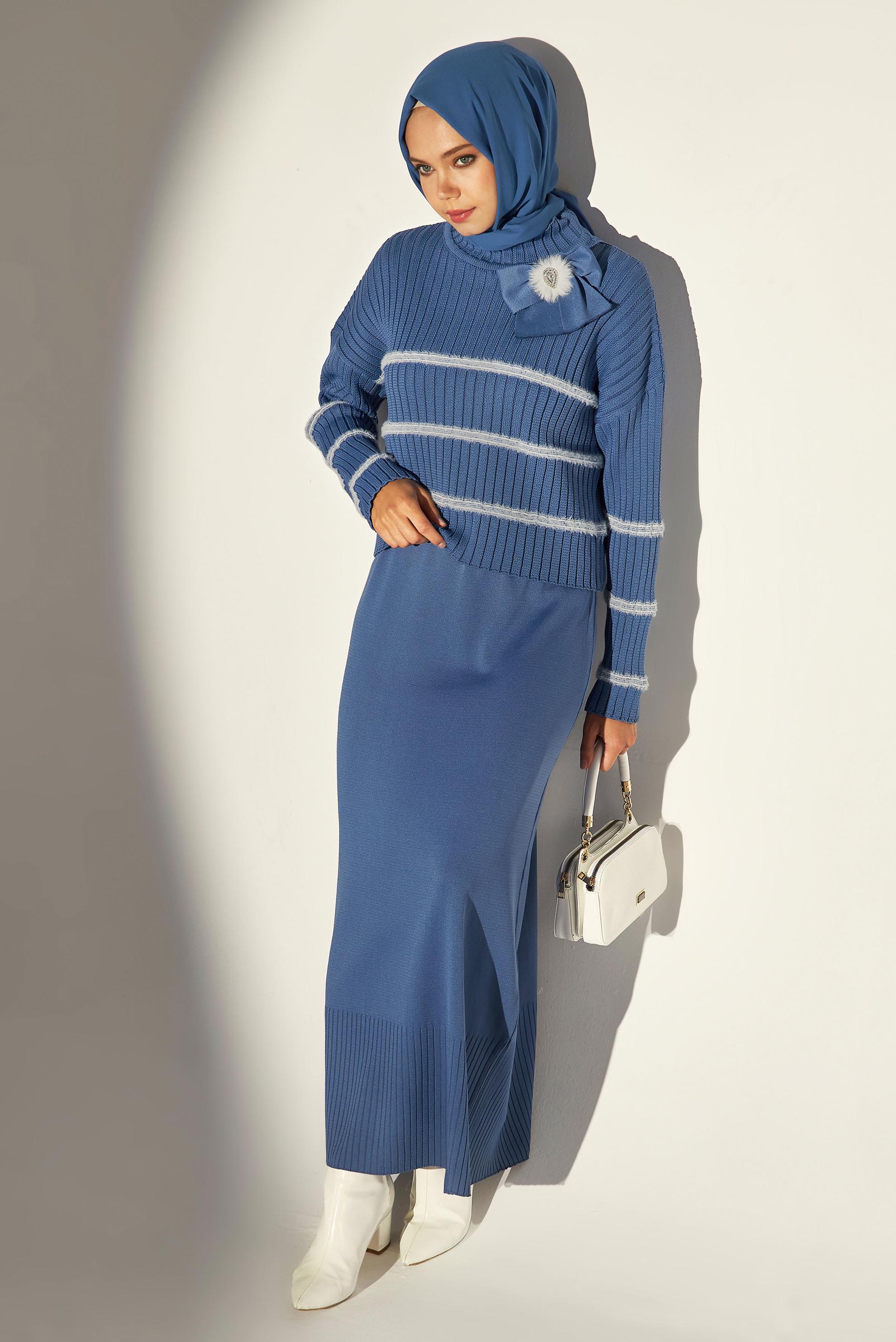 Vêtements hijab BLEU MARINE ROBE EN MAILLE AVEC BROCHE 44974