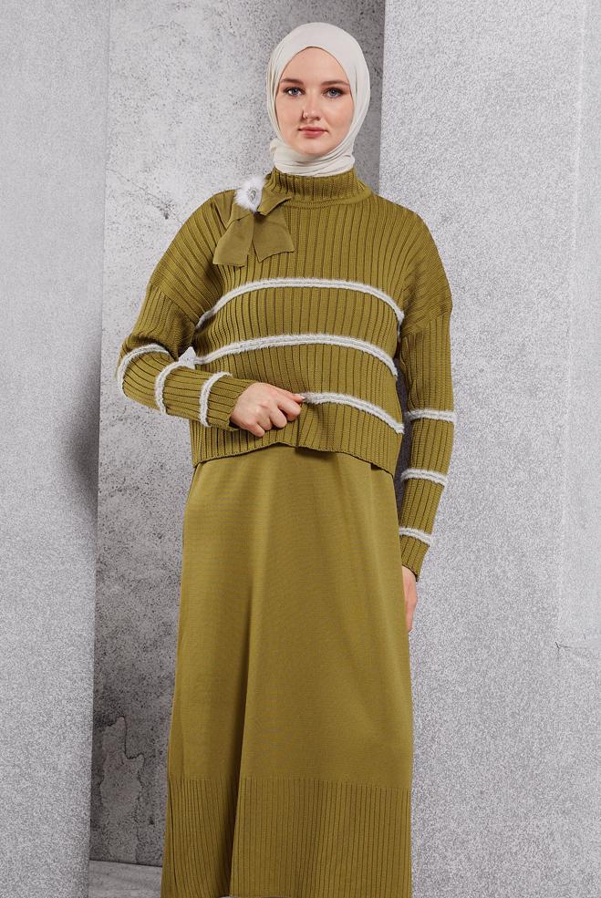 Vêtements hijab VERT ROBE EN MAILLE AVEC BROCHE 44974 - ALVİNA