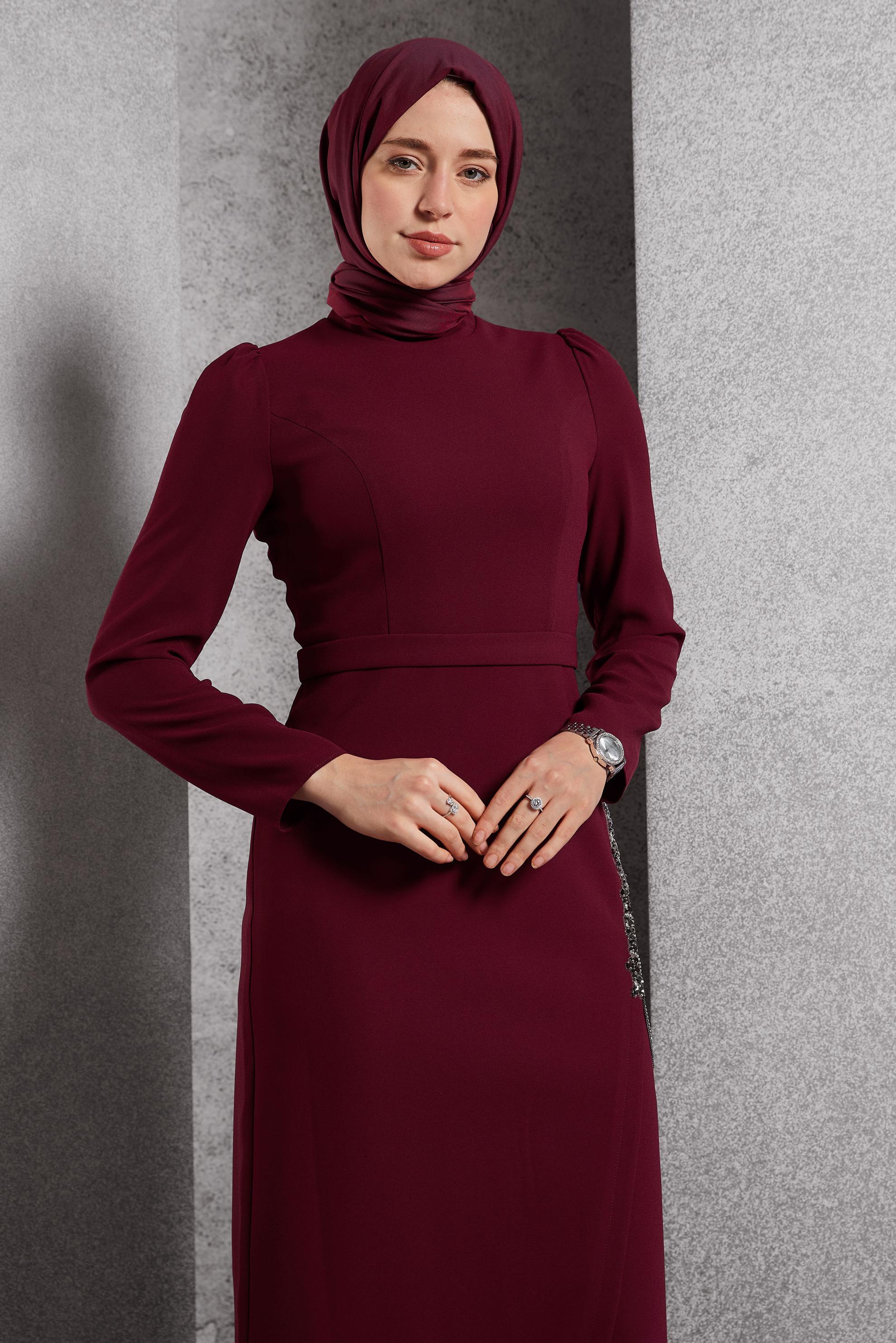 Vêtements hijab ROUGE BORDEAUX ROBE À DÉTAILS DE PIERRES PRÉCIEUSES 45191