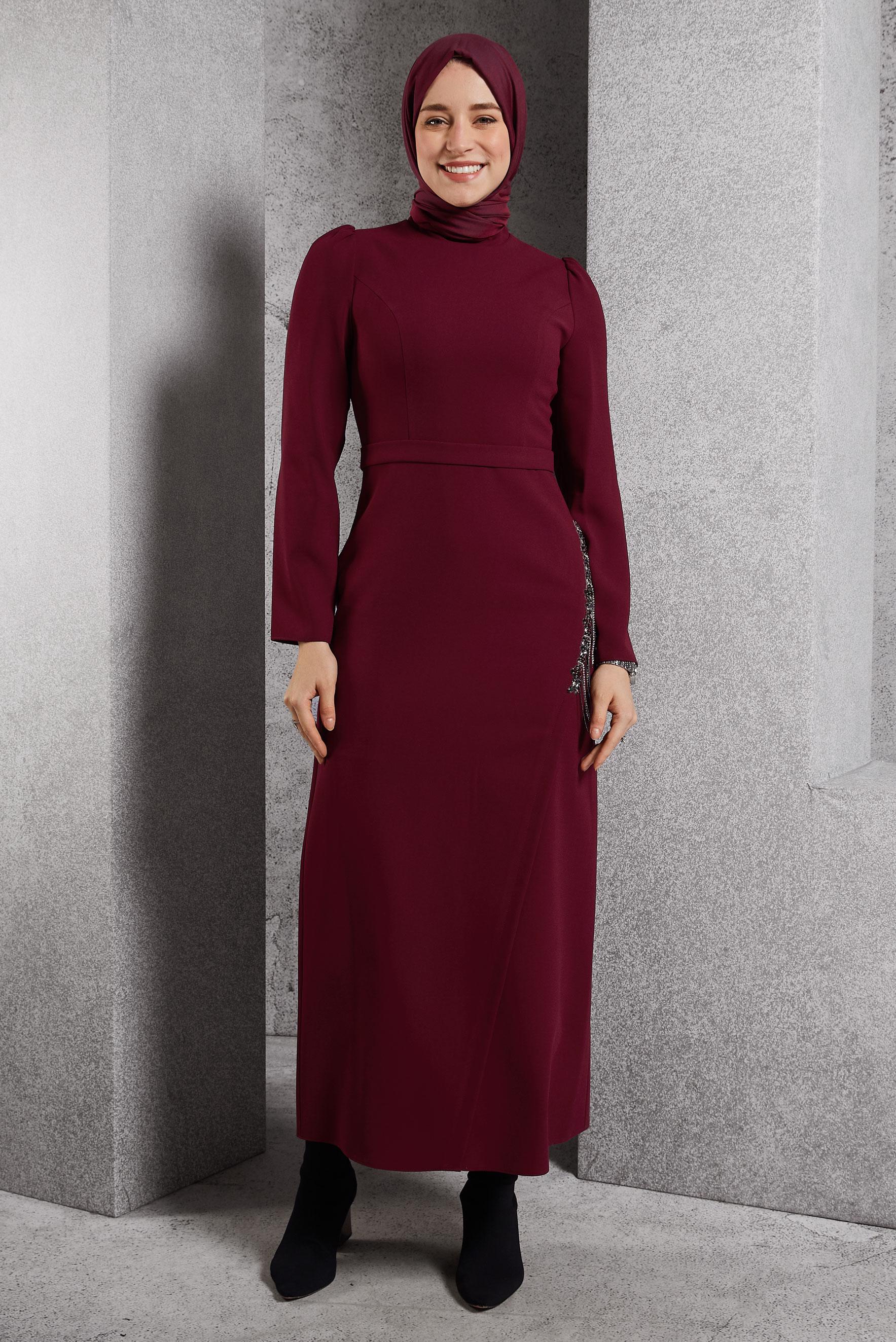 Vêtements hijab ROUGE BORDEAUX ROBE À DÉTAILS DE PIERRES PRÉCIEUSES 45191