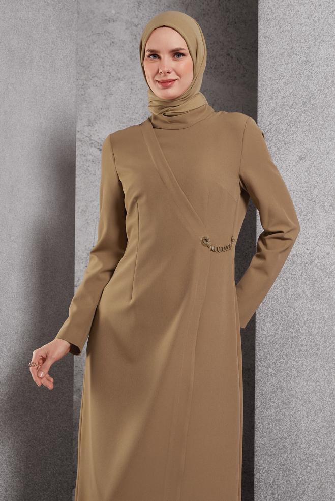 Vêtements hijab BEIGE ROBE À DÉTAILS DE CHAÎNE 45224 - ALVİNA
