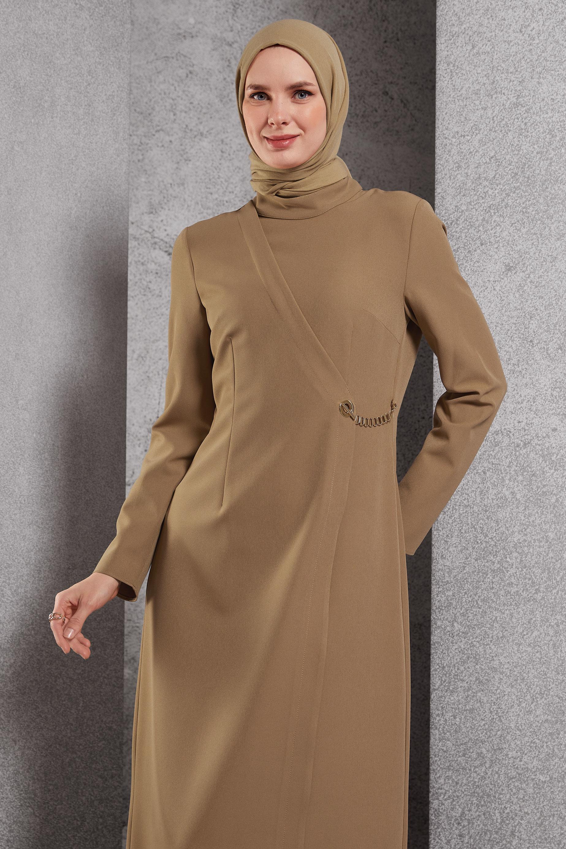 Vêtements hijab BEIGE ROBE À DÉTAILS DE CHAÎNE 45224