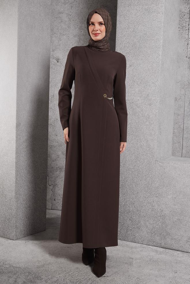 Vêtements hijab BRUN ROBE À DÉTAILS DE CHAÎNE 45224 - ALVİNA
