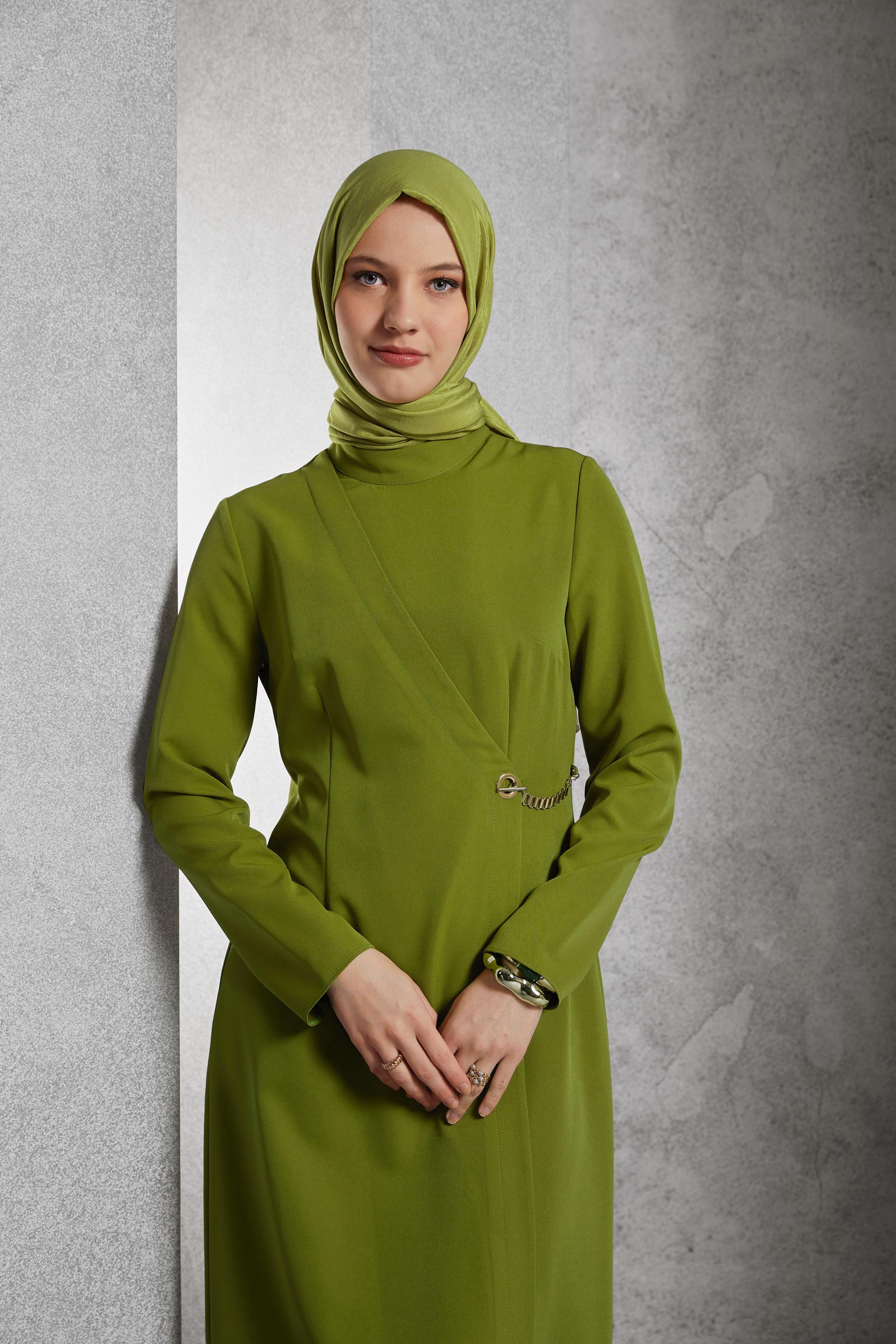 Vêtements hijab VERT ROBE À DÉTAILS DE CHAÎNE 45224
