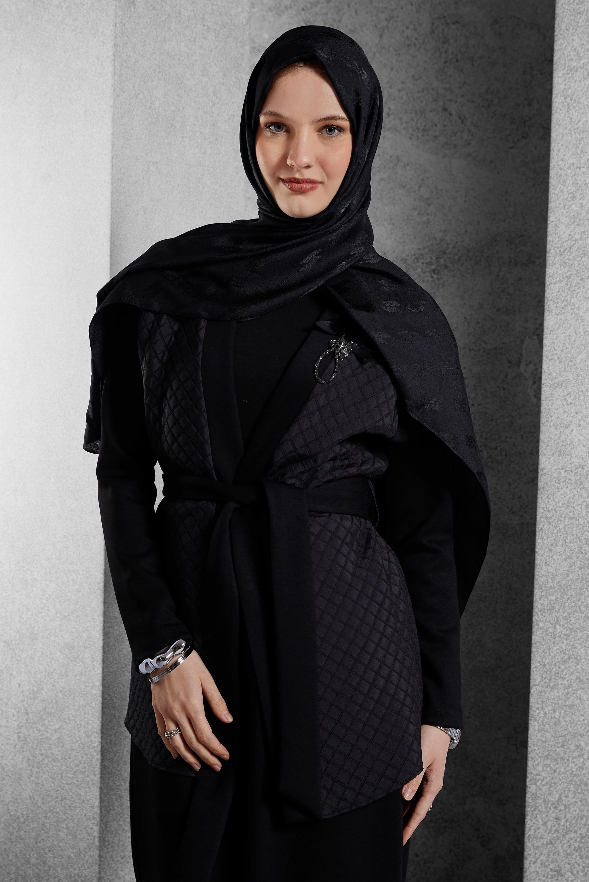 Tesettür giyim SİYAH KUŞAKLI BROŞ DETAYLI ELBİSE 45237