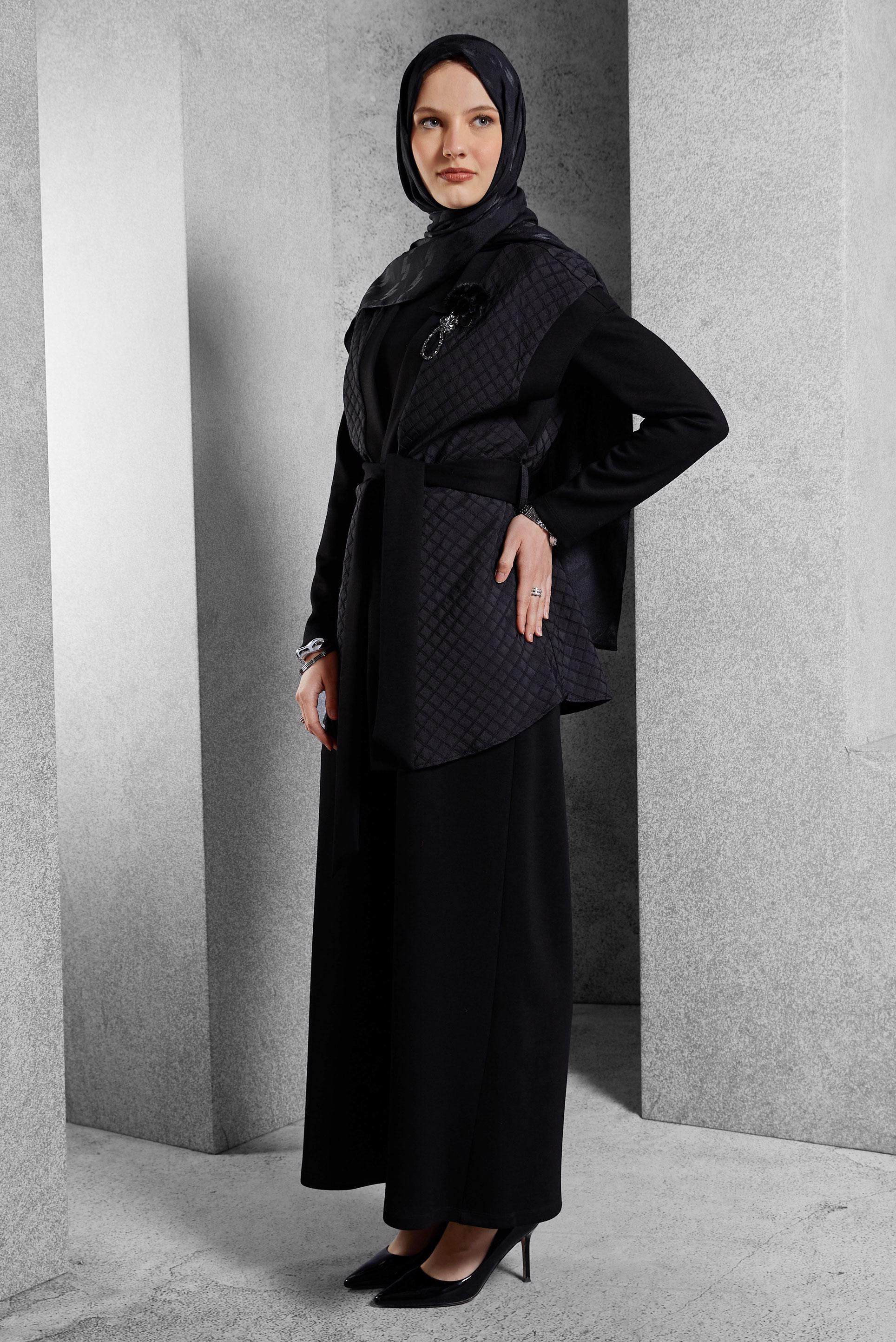 Tesettür giyim SİYAH KUŞAKLI BROŞ DETAYLI ELBİSE 45237