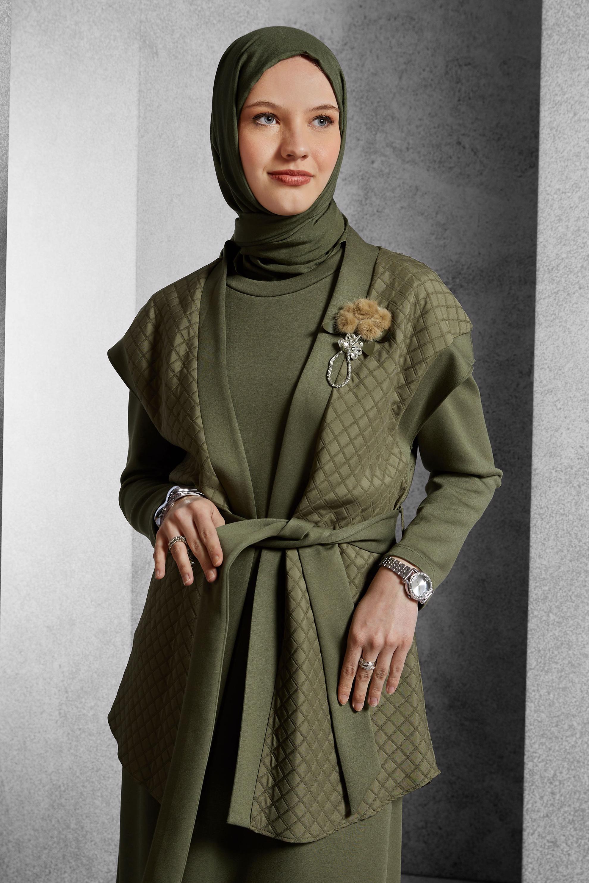 Tesettür giyim HAKİ KUŞAKLI BROŞ DETAYLI ELBİSE 45237