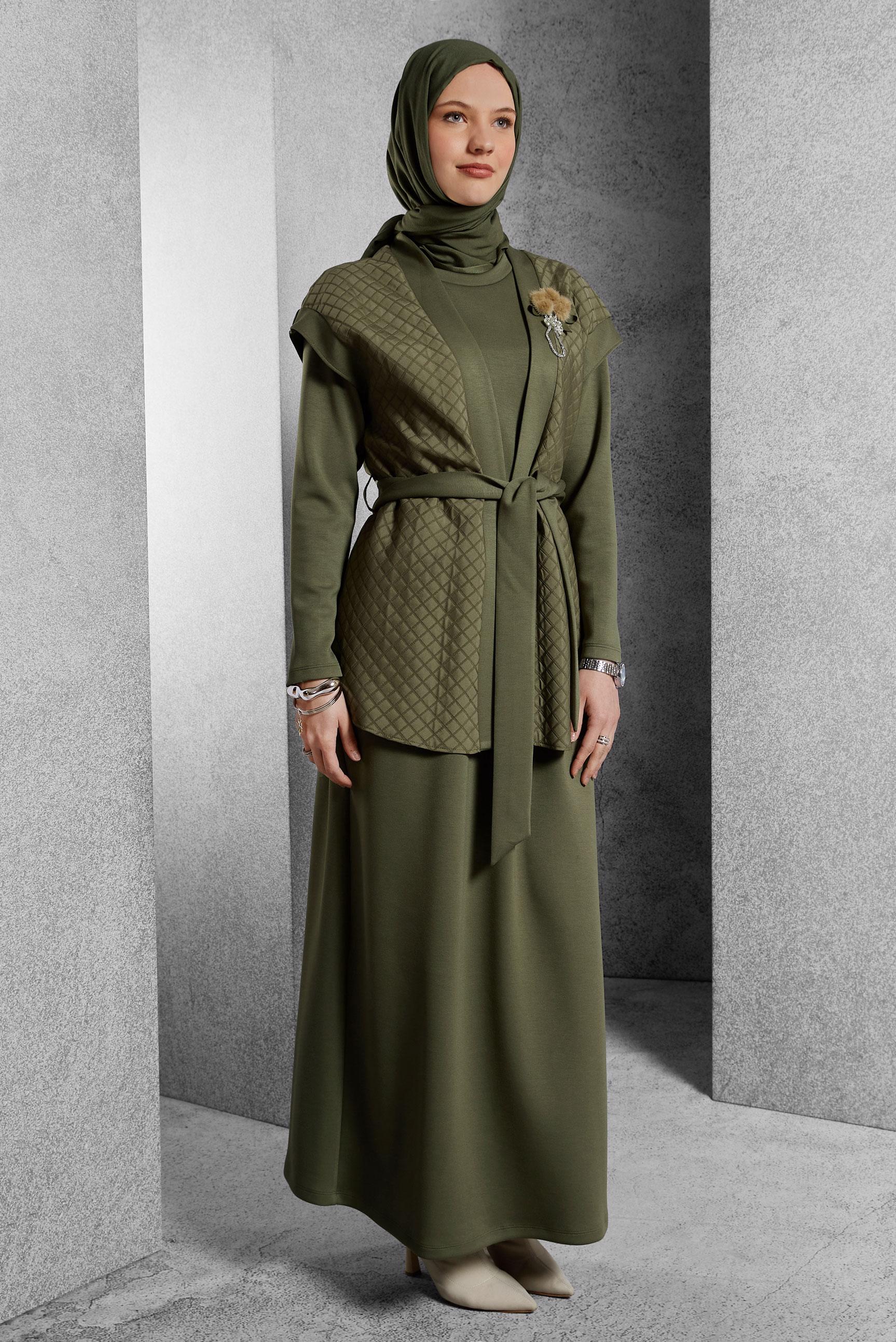 Tesettür giyim HAKİ KUŞAKLI BROŞ DETAYLI ELBİSE 45237