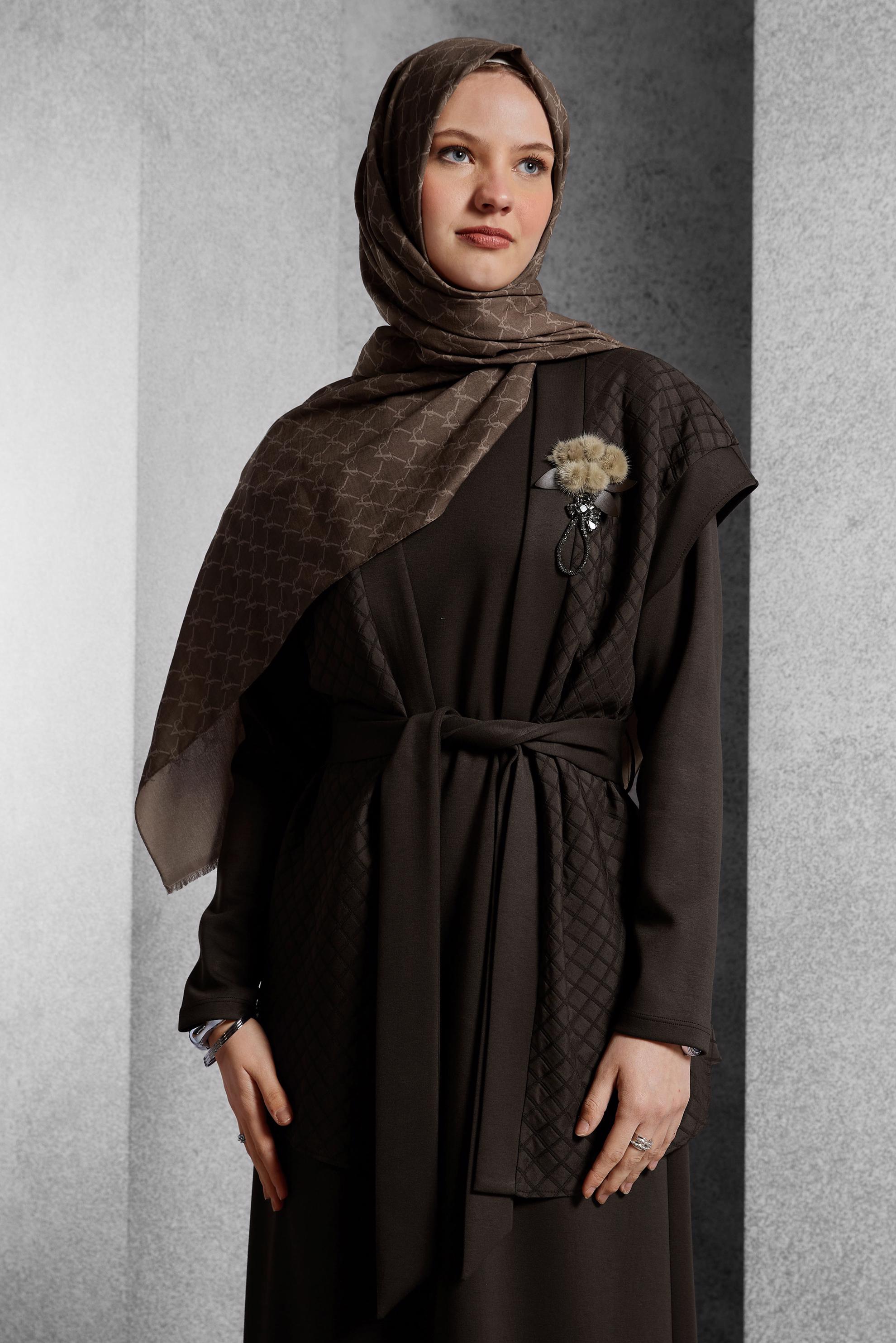 Tesettür giyim KAHVE KUŞAKLI BROŞ DETAYLI ELBİSE 45237