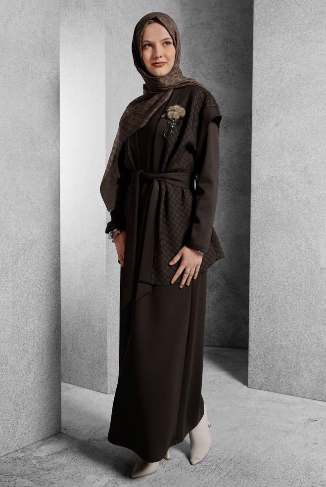 Hijab clothing BROWN BELTED DRESS WITH BROOCH 45237 - ALVİNA