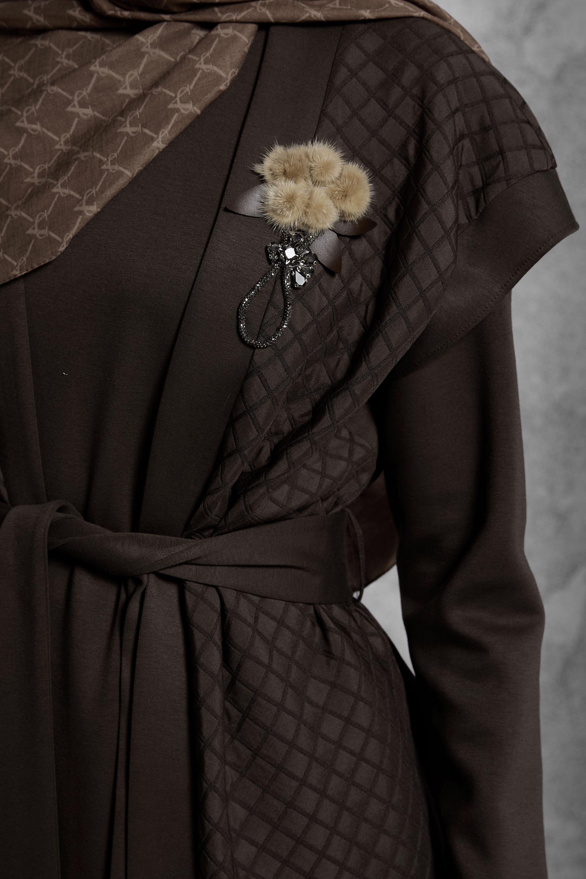 Tesettür giyim KAHVE KUŞAKLI BROŞ DETAYLI ELBİSE 45237